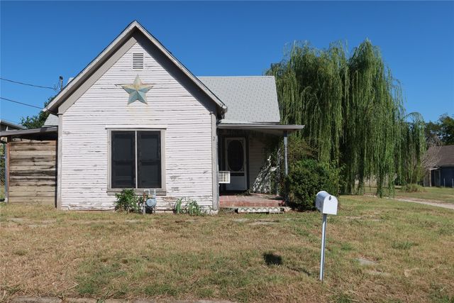 204 Taylor Street, Bowie, TX 76230