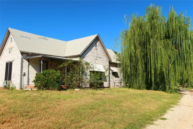 204 Taylor Street, Bowie, TX 76230