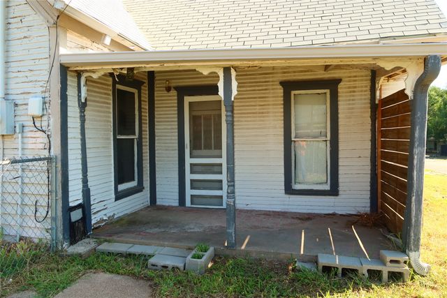204 Taylor Street, Bowie, TX 76230
