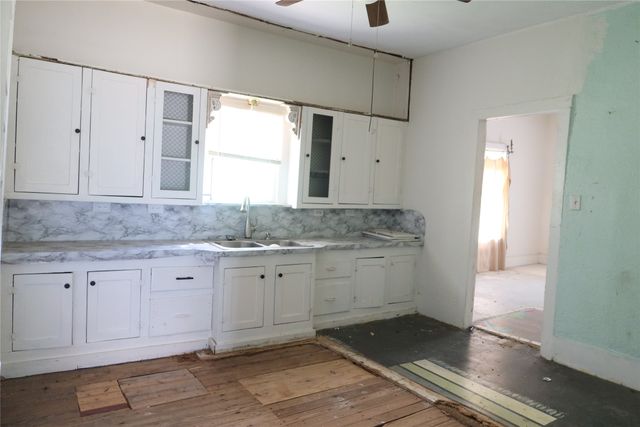 204 Taylor Street, Bowie, TX 76230