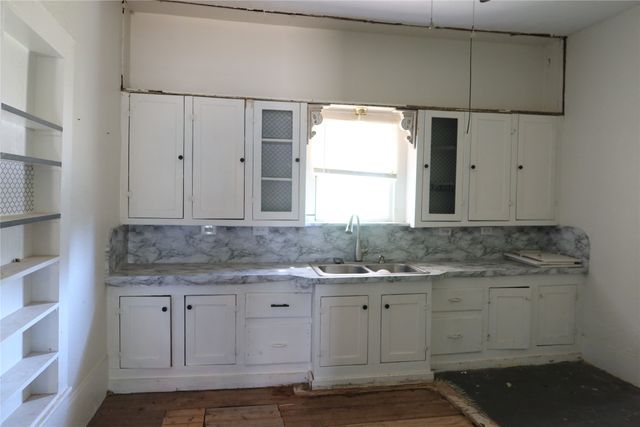 204 Taylor Street, Bowie, TX 76230