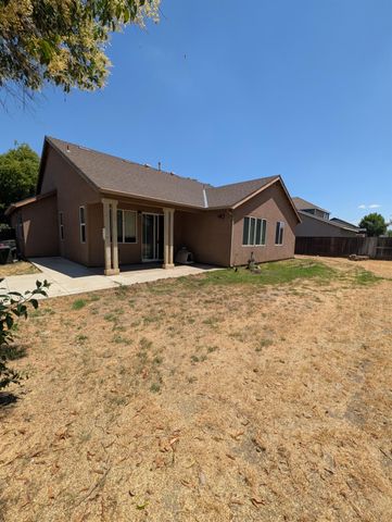 645 E Sierra Avenue, Reedley, CA 93654