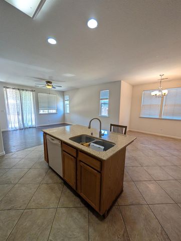 645 E Sierra Avenue, Reedley, CA 93654