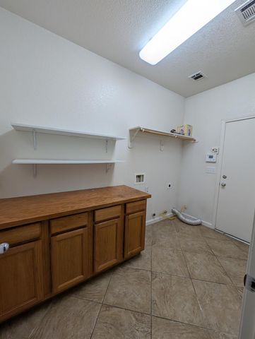 645 E Sierra Avenue, Reedley, CA 93654