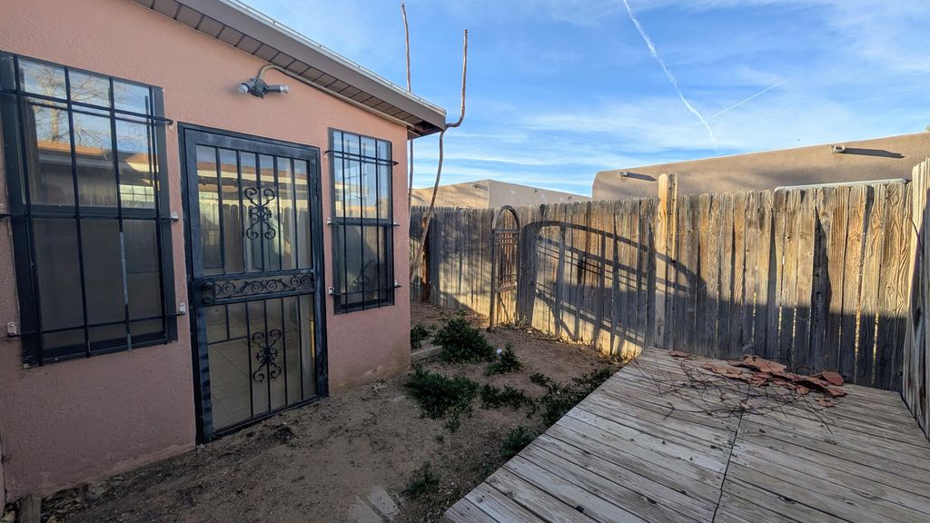 Image 18 of property listing at 6049 Namath Avenue NW, Albuquerque, NM 87120