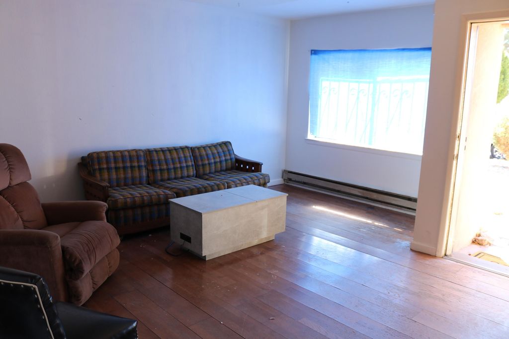 Image 4 of property listing at 6049 Namath Avenue NW, Albuquerque, NM 87120