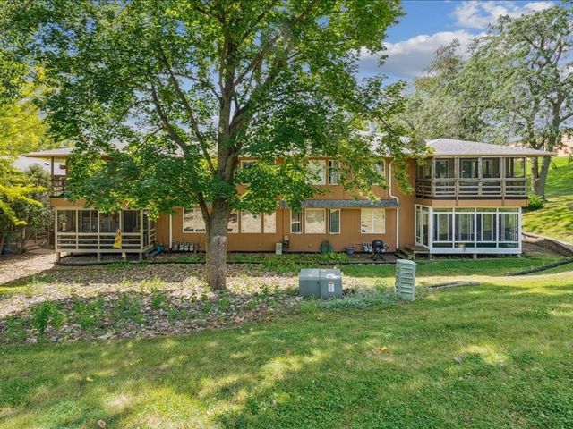 1724 Pikes Peak Court NE, Cedar Rapids, IA 52402