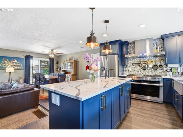 7748 BLINKHORN Way, Gladstone, OR 97027