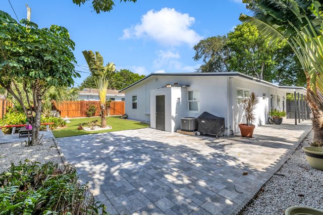 2412 NE 4th Street W, Pompano Beach, FL 33062