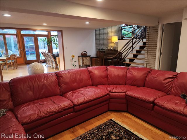 6660 Woodbank Drive, Bloomfield Hills, MI 48301