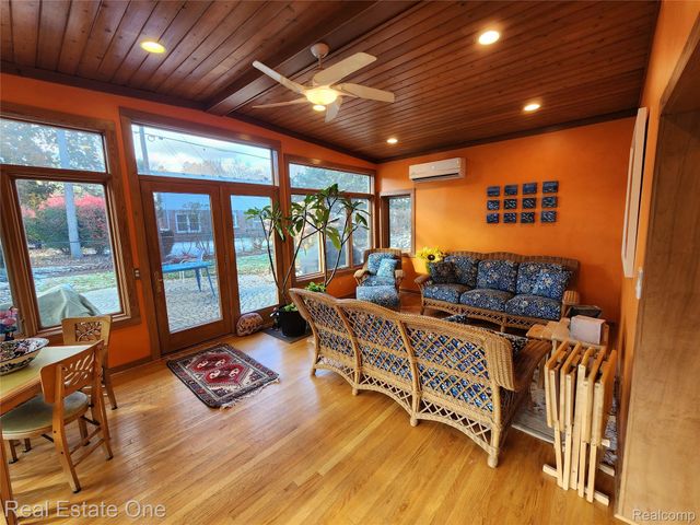 6660 Woodbank Drive, Bloomfield Hills, MI 48301