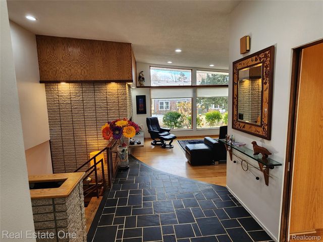 6660 Woodbank Drive, Bloomfield Hills, MI 48301