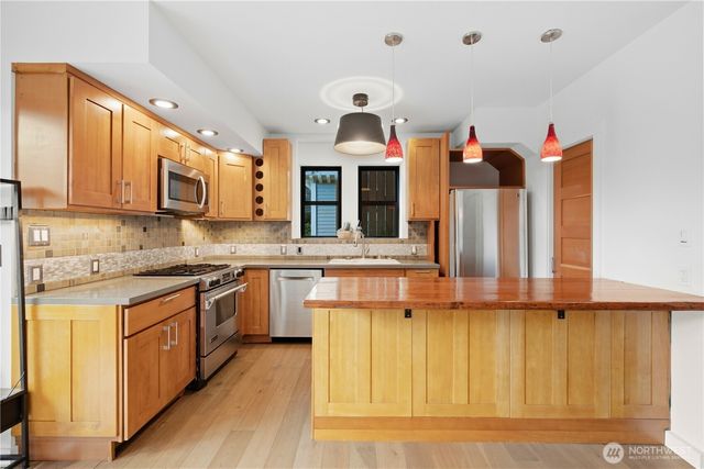 826 30th Avenue, Seattle, WA 98122