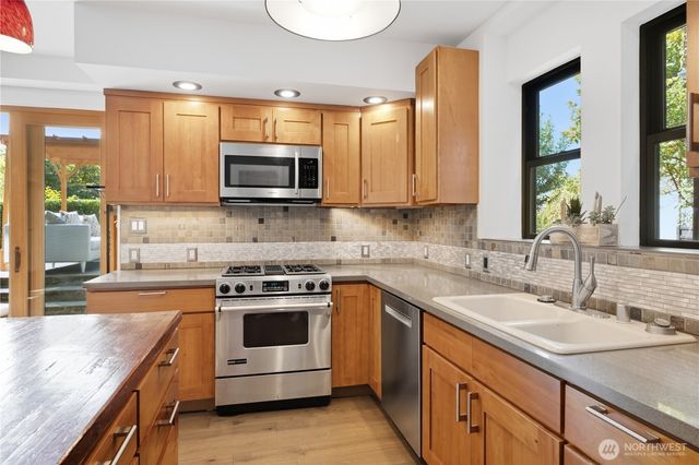 826 30th Avenue, Seattle, WA 98122