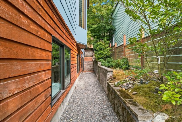 826 30th Avenue, Seattle, WA 98122