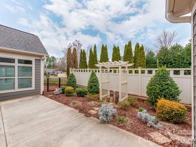 7905 Parknoll Drive, Huntersville, NC 28078