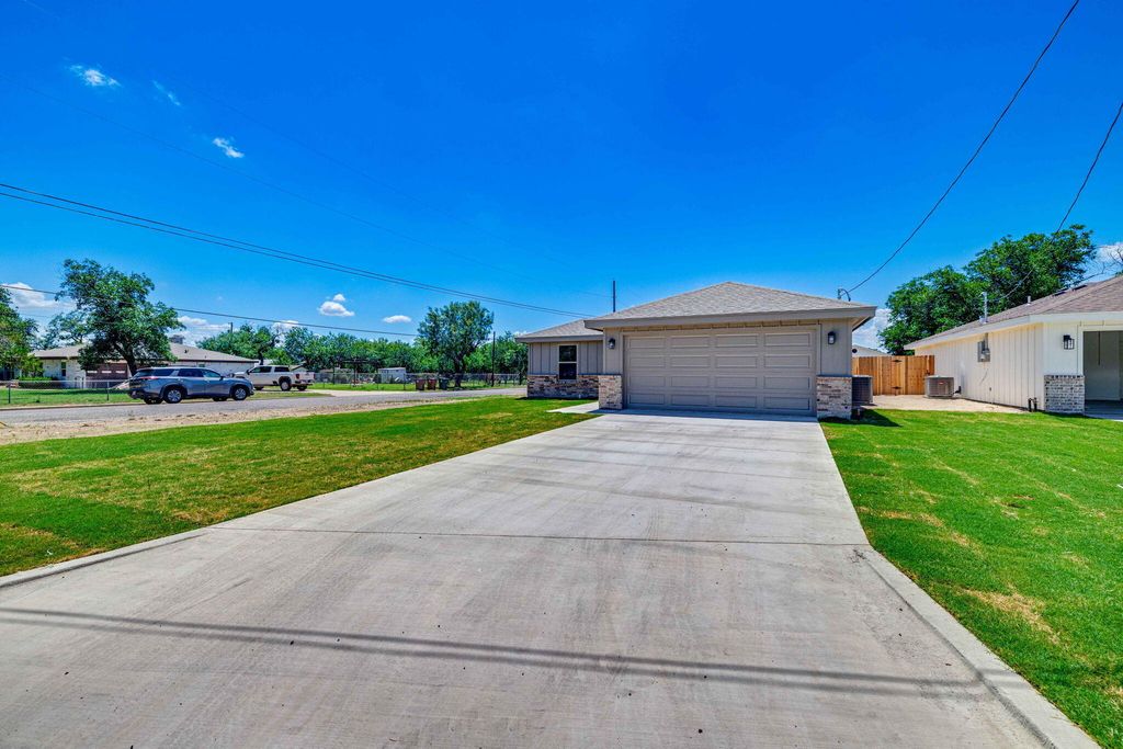 Image 3 of property listing at 3607 Grape Creek Road, San Angelo, TX 76903