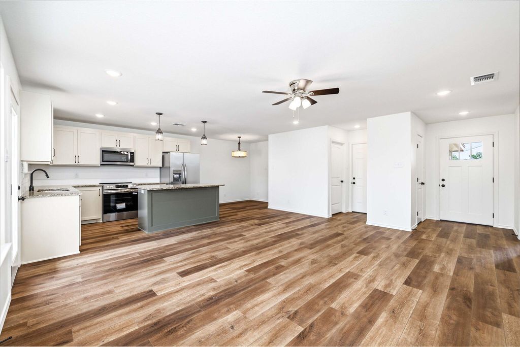 Image 7 of property listing at 3607 Grape Creek Road, San Angelo, TX 76903