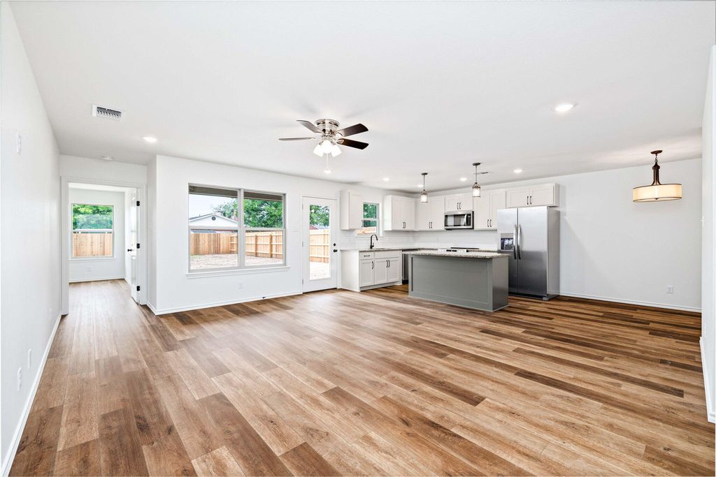 Image 8 of property listing at 3607 Grape Creek Road, San Angelo, TX 76903