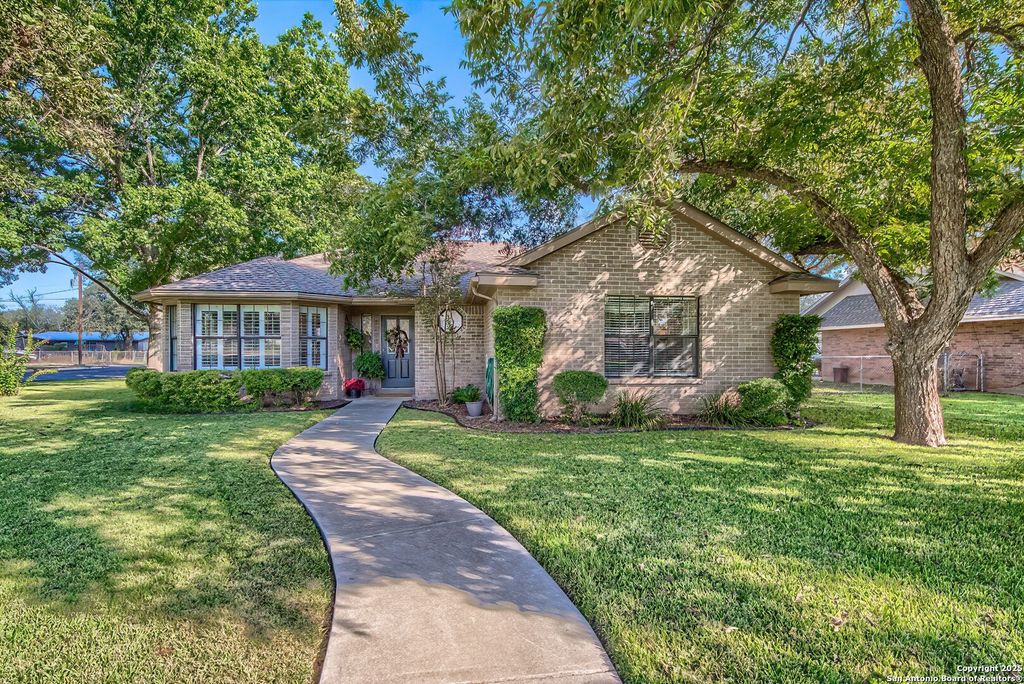 1206 31st Street, Hondo, TX 78861