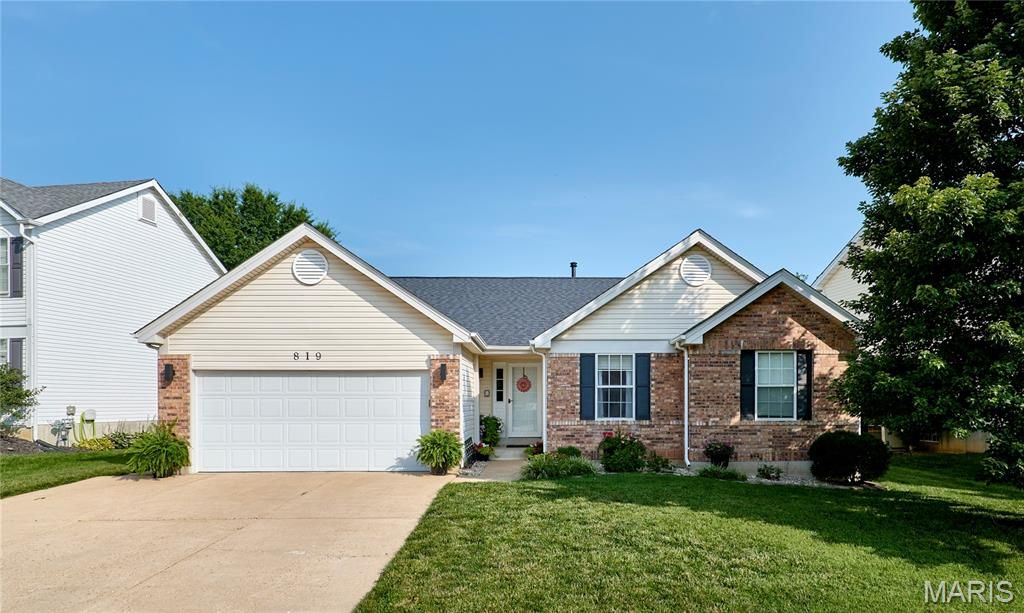 819 Spring Crest Drive, Fenton, MO 63026