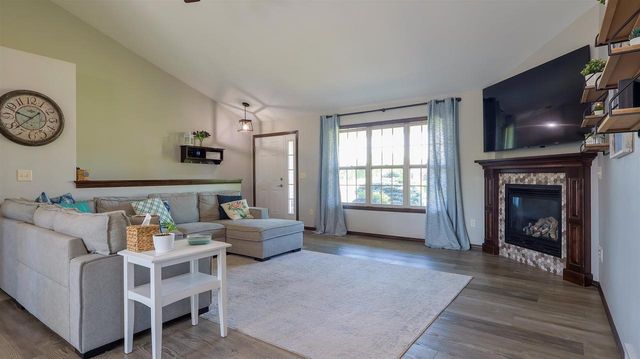 1024 N SUMMER BREEZE LANE, Greenville, WI 54942