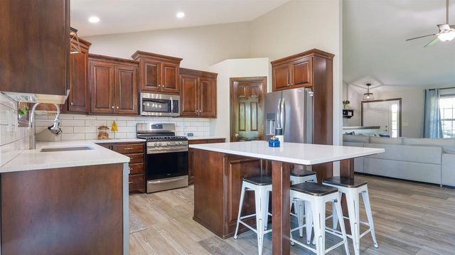 1024 N SUMMER BREEZE LANE, Greenville, WI 54942