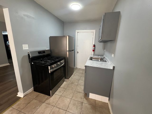 350 W 74th Street 1W, Chicago, IL 60621