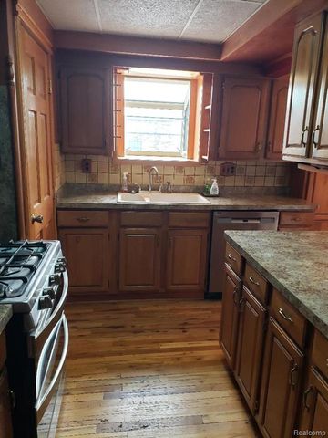 15528 Regina Avenue, Allen Park, MI 48101