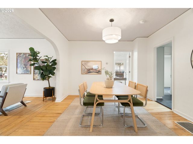 8306 Se TAYLOR Ct, Portland, OR 97216