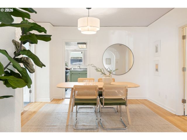 8306 Se TAYLOR Ct, Portland, OR 97216