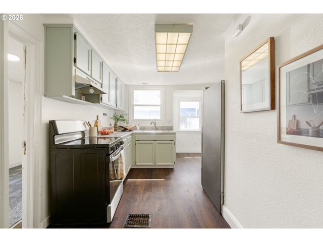 8306 Se TAYLOR Ct, Portland, OR 97216