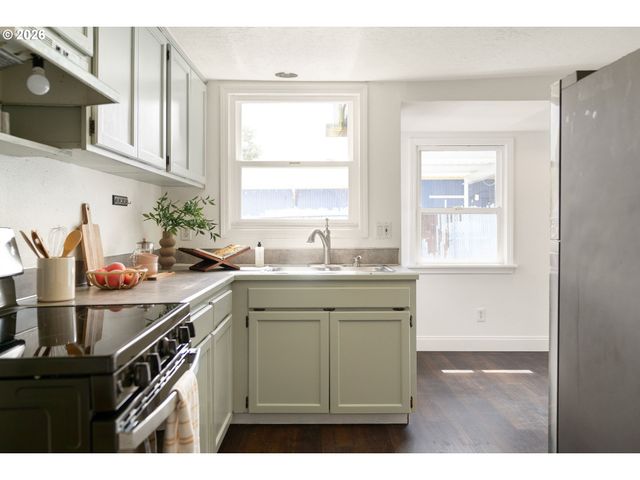 8306 Se TAYLOR Ct, Portland, OR 97216