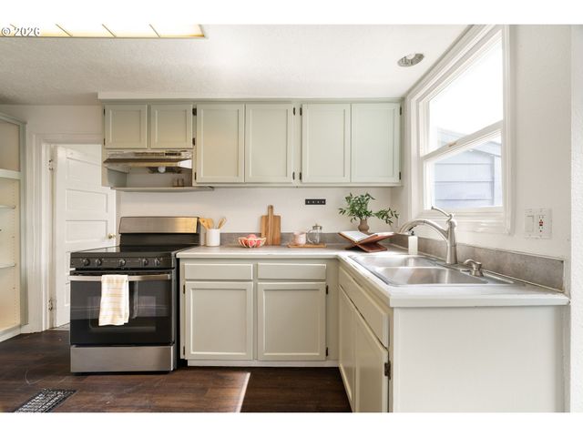 8306 Se TAYLOR Ct, Portland, OR 97216