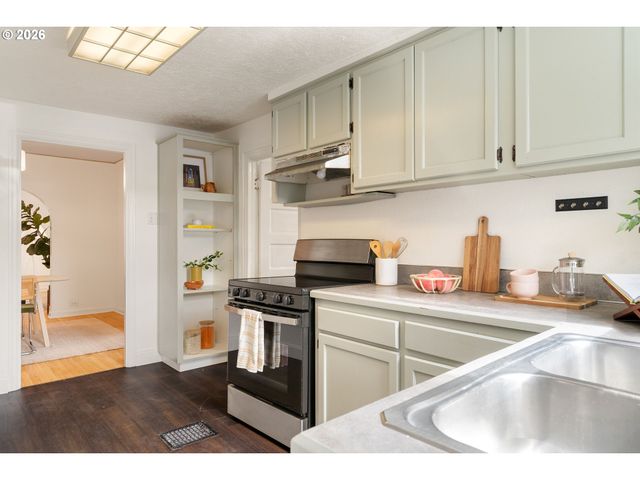 8306 Se TAYLOR Ct, Portland, OR 97216