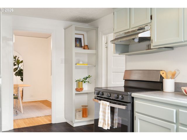 8306 Se TAYLOR Ct, Portland, OR 97216