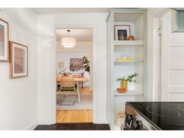 8306 Se TAYLOR Ct, Portland, OR 97216