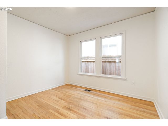 8306 Se TAYLOR Ct, Portland, OR 97216