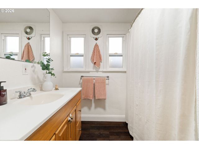 8306 Se TAYLOR Ct, Portland, OR 97216