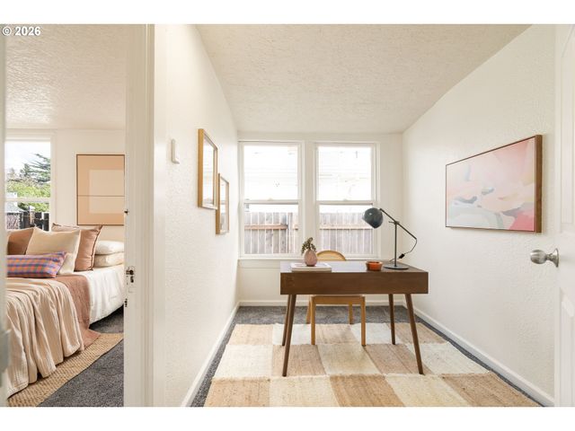 8306 Se TAYLOR Ct, Portland, OR 97216