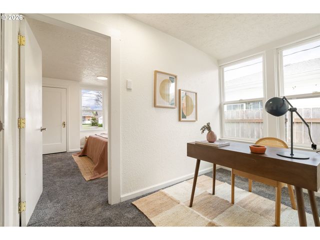 8306 Se TAYLOR Ct, Portland, OR 97216