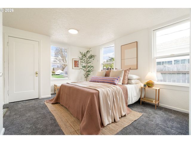 8306 Se TAYLOR Ct, Portland, OR 97216