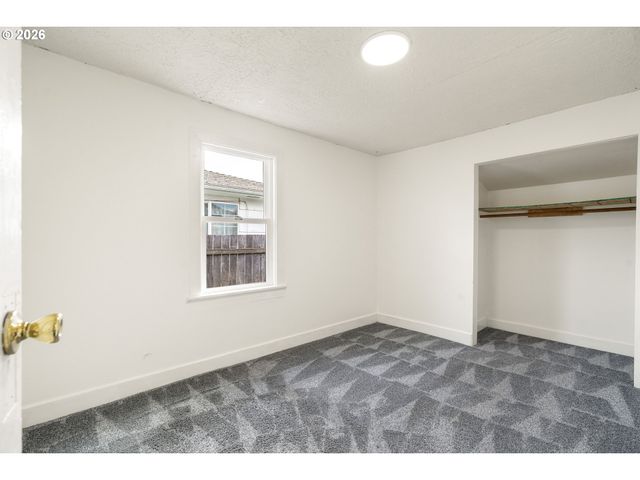 8306 Se TAYLOR Ct, Portland, OR 97216