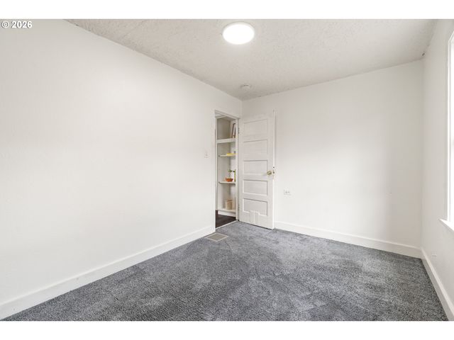 8306 Se TAYLOR Ct, Portland, OR 97216