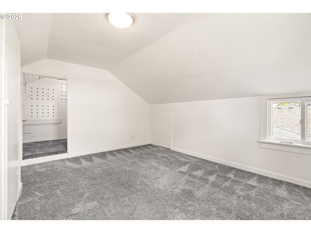 8306 Se TAYLOR Ct, Portland, OR 97216