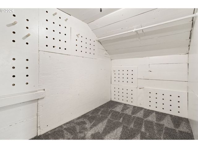 8306 Se TAYLOR Ct, Portland, OR 97216