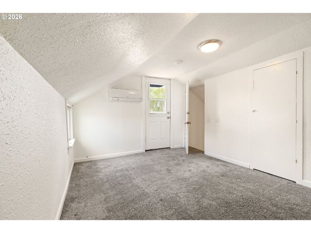 8306 Se TAYLOR Ct, Portland, OR 97216