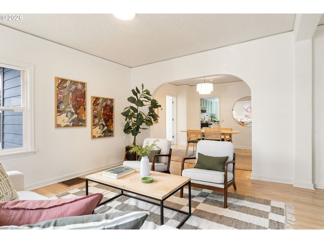 8306 Se TAYLOR Ct, Portland, OR 97216