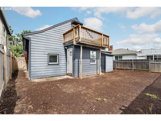 8306 Se TAYLOR Ct, Portland, OR 97216