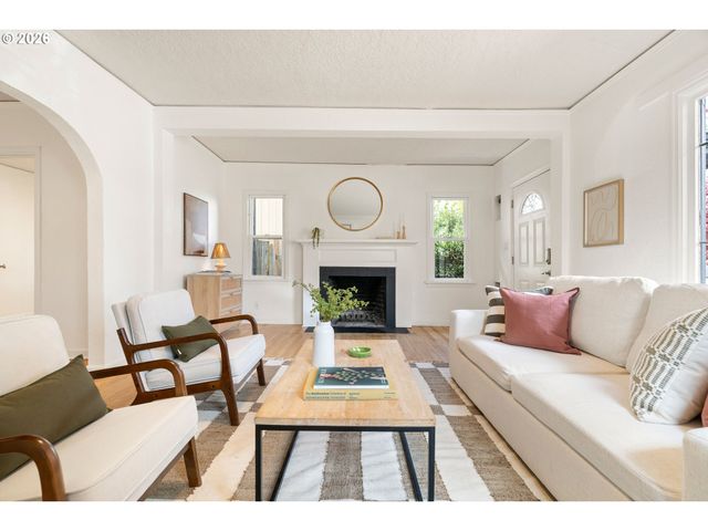 8306 Se TAYLOR Ct, Portland, OR 97216